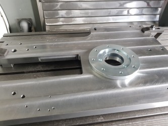 gefertigte  Maschinenbauteile: (Grundplatte / Lageraufnahme)